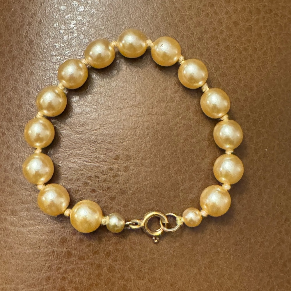 Vintage child’s single strand pearl bracelet with gold tone clasp